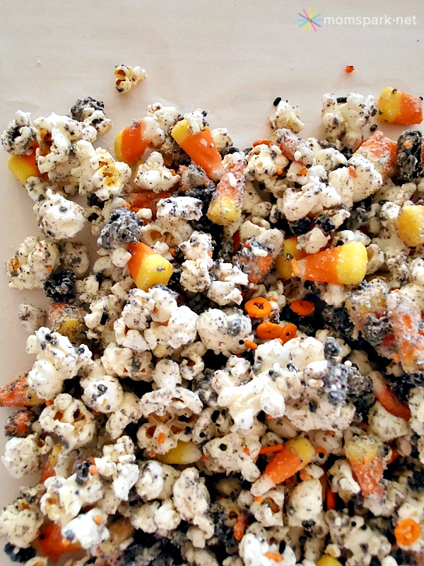 halloween oreo popcorn 3 - 10 Delicious Halloween Recipes For Your Party This Fall